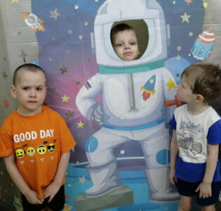 Выставка «Космос, звёзды, космонавты…»  в МАДОУ детском саду «Надежда»